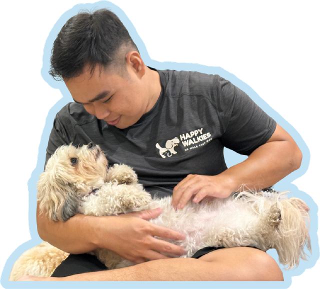 Nhân viên ôm một chú chó lông xù